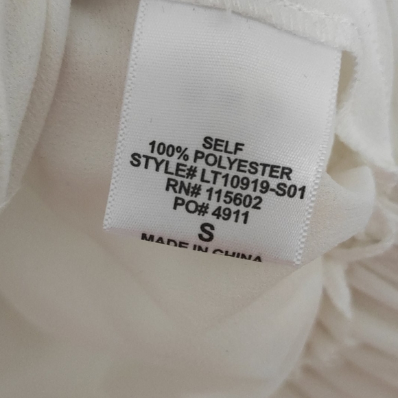 Sleeveless Button-Up Top - Picture 5 of 5